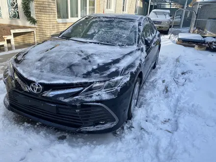 Toyota Camry 2022 года за 21 000 000 тг. в Уральск – фото 3