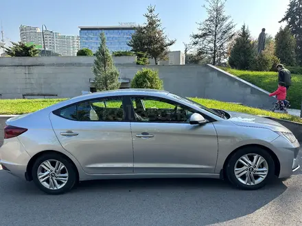 Hyundai Elantra 2020 года за 7 990 000 тг. в Алматы – фото 3