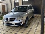 Volkswagen Touareg 2005 года за 4 000 000 тг. в Астана