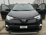 Toyota RAV4 2018 года за 9 800 000 тг. в Уральск – фото 4