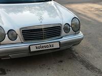 Mercedes-Benz E 240 1998 года за 2 990 000 тг. в Алматы