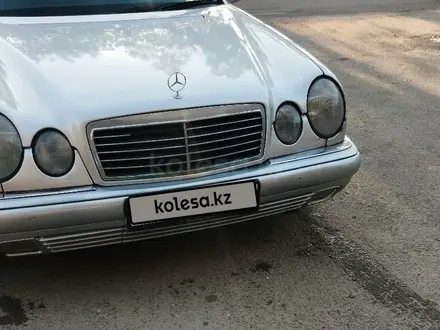 Mercedes-Benz E 240 1998 года за 2 990 000 тг. в Шымкент