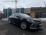 Toyota Camry 2023 года за 18 900 000 тг. в Караганда – фото 2