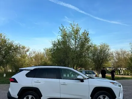 Toyota RAV4 2019 года за 13 000 000 тг. в Уральск – фото 2