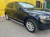 Volkswagen Touareg 2011 года за 12 000 000 тг. в Уральск – фото 2