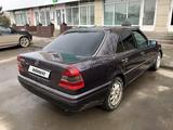 Mercedes-Benz C 180 1995 года за 2 000 000 тг. в Кокшетау – фото 2