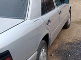 Mercedes-Benz E 200 1993 года за 1 200 000 тг. в Жезказган – фото 3