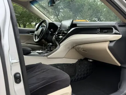 Toyota Camry 2021 года за 13 500 000 тг. в Алматы – фото 5
