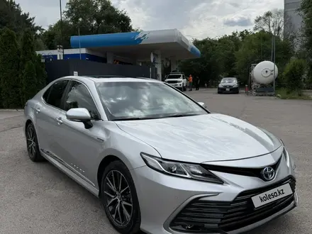 Toyota Camry 2021 года за 13 500 000 тг. в Алматы – фото 2
