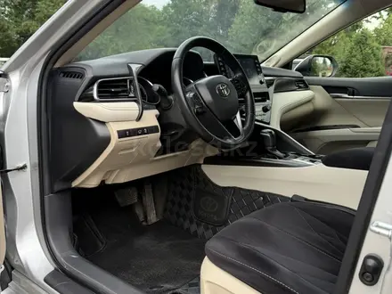 Toyota Camry 2021 года за 13 500 000 тг. в Алматы – фото 4