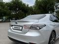 Toyota Camry 2021 года за 13 500 000 тг. в Алматы – фото 3