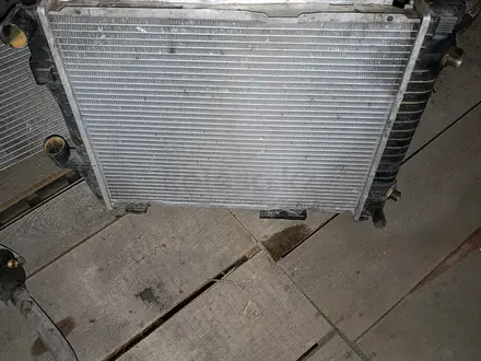 Радиатор охлаждения на Мерседес W124 W201 (190) за 10 000 тг. в Караганда – фото 3