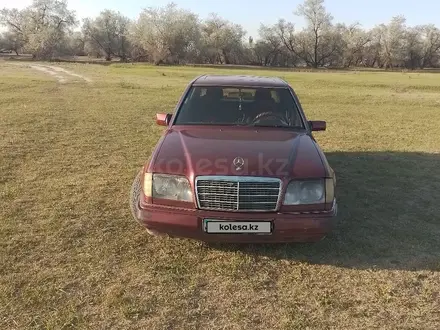 Mercedes-Benz E 220 1994 года за 1 450 000 тг. в Конаев (Капшагай) – фото 2