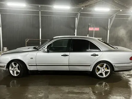 Mercedes-Benz E 280 1998 года за 2 200 000 тг. в Атакент – фото 3