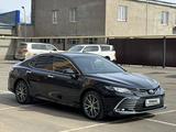 Toyota Camry 2023 года за 15 700 000 тг. в Уральск – фото 3