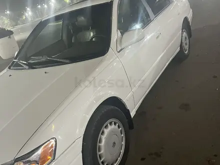 Toyota Camry 1998 года за 3 200 000 тг. в Семей – фото 2