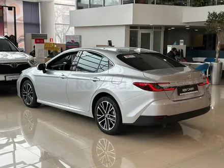 Toyota Camry Luxe 2025 года за 23 190 000 тг. в Алматы – фото 11