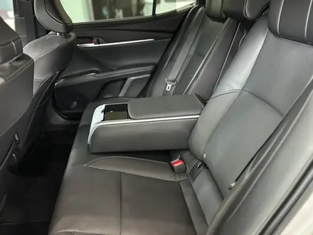 Toyota Camry Luxe 2025 года за 23 190 000 тг. в Алматы – фото 13