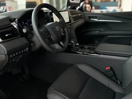 Toyota Camry Luxe 2025 года за 23 190 000 тг. в Алматы – фото 15