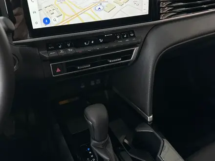 Toyota Camry Luxe 2025 года за 23 190 000 тг. в Алматы – фото 22