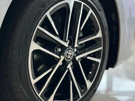 Toyota Camry Luxe 2025 года за 23 190 000 тг. в Алматы – фото 4