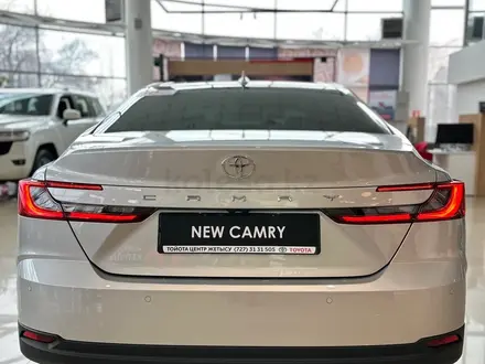 Toyota Camry Luxe 2025 года за 23 190 000 тг. в Алматы – фото 8