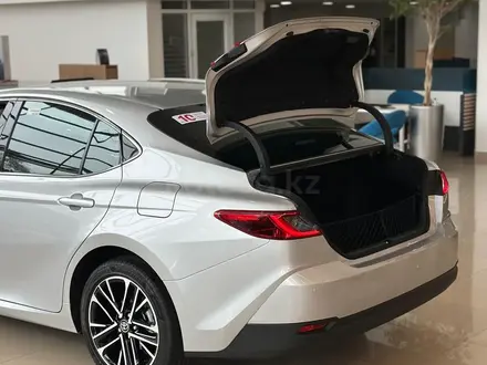 Toyota Camry Luxe 2025 года за 23 190 000 тг. в Алматы – фото 9