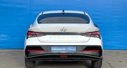 Hyundai Elantra 2023 годаfor8 980 000 тг. в Алматы – фото 4