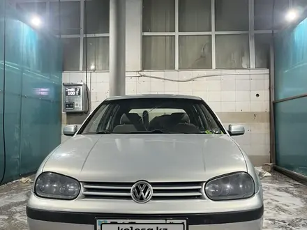 Volkswagen Golf 1998 года за 2 250 000 тг. в Астана – фото 2