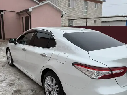Toyota Camry 2019 года за 15 500 000 тг. в Атырау – фото 4