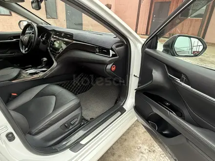 Toyota Camry 2019 года за 15 500 000 тг. в Атырау – фото 11