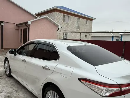 Toyota Camry 2019 года за 15 500 000 тг. в Атырау – фото 2