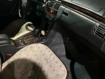 Mercedes-Benz E 240 2000 года за 4 200 000 тг. в Уральск – фото 27