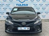 Toyota Camry 2020 года за 14 500 000 тг. в Атырау – фото 2