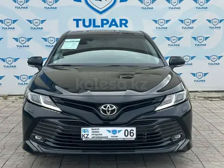 Toyota Camry 2020 года за 15 500 000 тг. в Атырау – фото 2