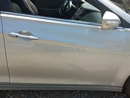 Hyundai sonata передный правый дверь за 5 500 тг. в Алматы