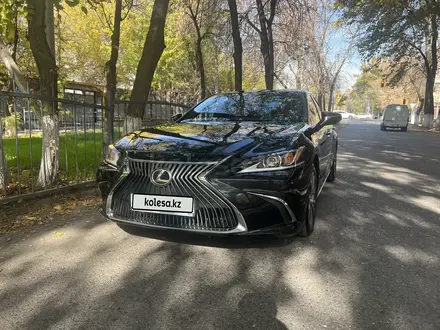 Lexus ES 250 2019 года за 22 000 000 тг. в Шымкент