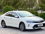 Toyota Camry 2017 года за 12 800 000 тг. в Шымкент – фото 2