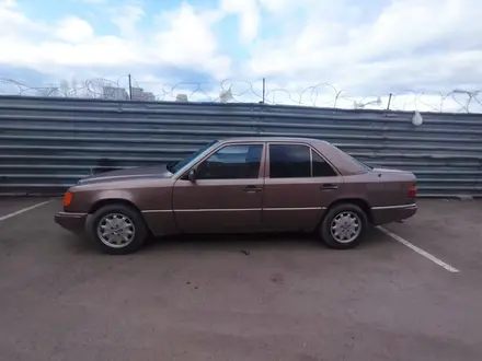 Mercedes-Benz E 220 1993 года за 1 657 000 тг. в Астана – фото 3