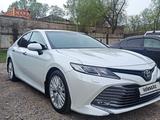 Toyota Camry 2018 года за 14 300 000 тг. в Астана – фото 2