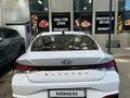 Hyundai Elantra 2021 года за 8 200 000 тг. в Караганда – фото 2