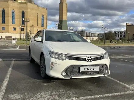 Toyota Camry 2017 года за 12 800 000 тг. в Семей – фото 2