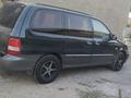 Kia Carnival 2002 года за 2 300 000 тг. в Шымкент – фото 3