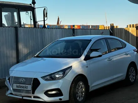 Hyundai Solaris 2018 года за 6 700 000 тг. в Атырау – фото 2