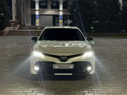 Toyota Camry 2020 года за 15 200 000 тг. в Тараз – фото 2