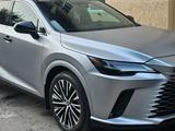 Lexus RX 350 2023 года за 45 000 000 тг. в Алматы – фото 2