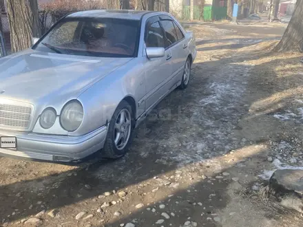 Mercedes-Benz E 230 1997 года за 1 500 000 тг. в Алматы – фото 2