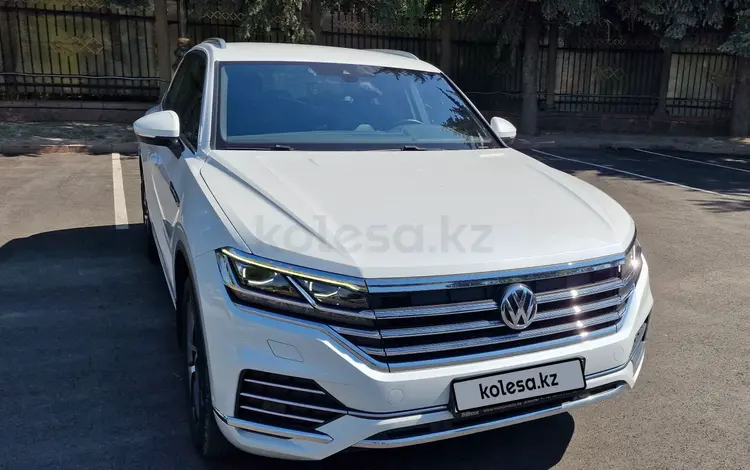 Volkswagen Touareg 2018 годаfor23 500 000 тг. в Алматы