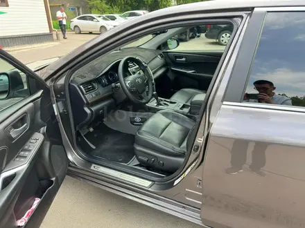 Toyota Camry 2015 года за 9 800 000 тг. в Алматы – фото 25
