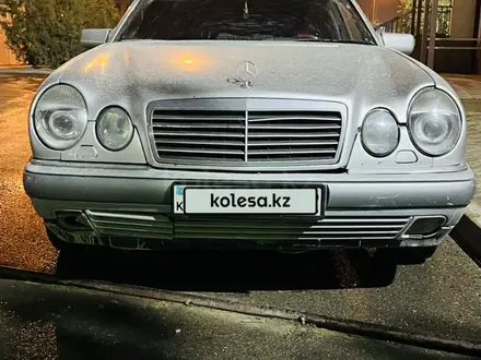 Mercedes-Benz E 320 1997 года за 2 350 000 тг. в Актау – фото 4